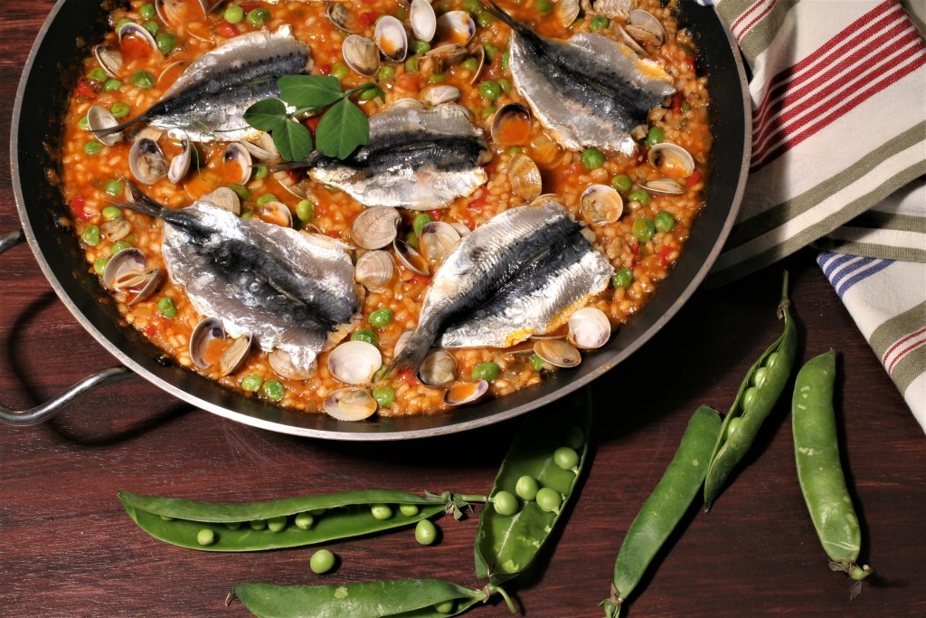 arroz de sardinas, chirlas y guisantes.