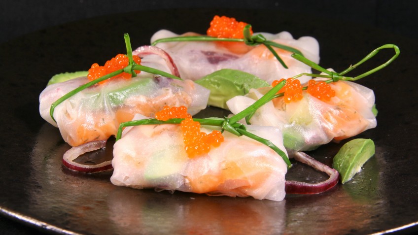Hacer bien Por adelantado posibilidad Obleas de arroz con salmón y aguacate: aperitivo ligero - ATABLE.es