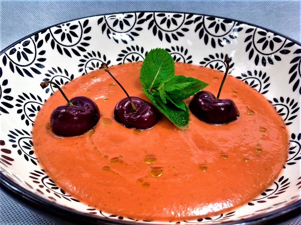 sopa de pan con tomate y cerezas