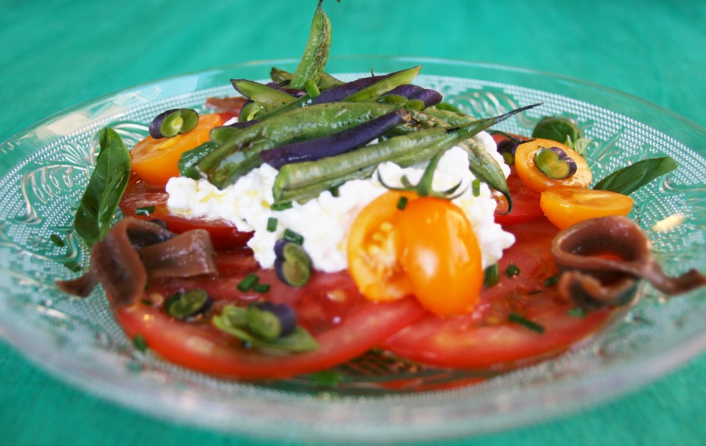 Ensalada de judías, tomates, queso cottage y anchoas