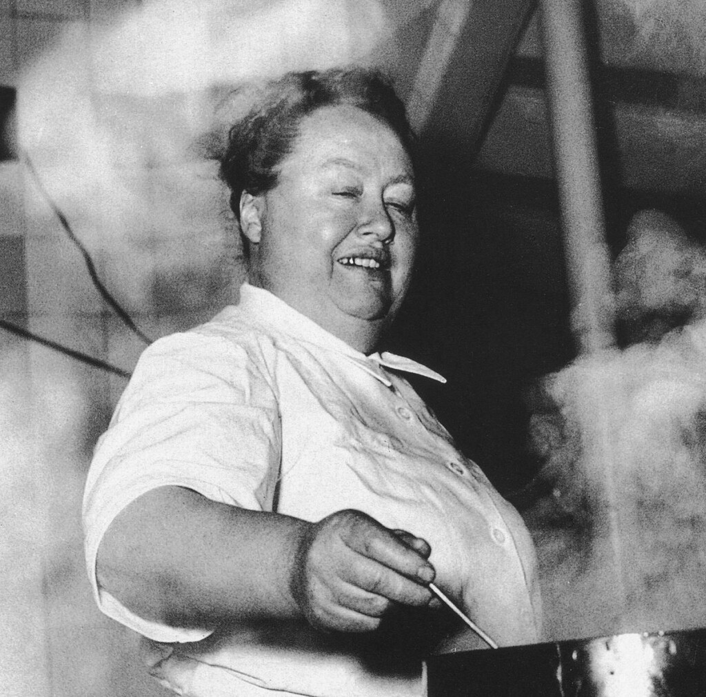Mère-Brazier-is-the-first-woman-to-obtain-three-stars-in-the-Michelin-Guide.-1